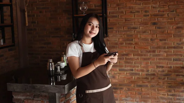 Aziatische Vrouwen Barista Glimlachen Houden Telefoon Vast Check Online Bestelling — Stockfoto