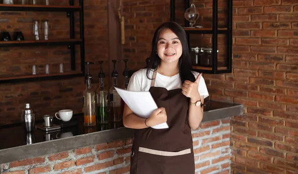 Aziatische Vrouwen Holding Menu Schrijfvolgorde — Stockfoto