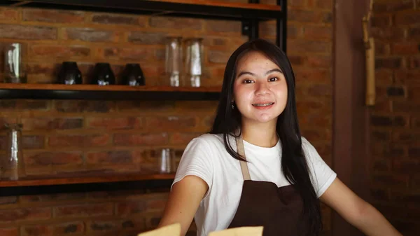 Asiatico Donna Barista Sorridente Sguardo Fotocamera Caffè — Foto Stock