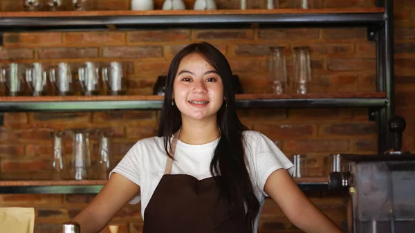 Asiatico Donna Barista Sorridente Sguardo Fotocamera Caffè — Foto Stock