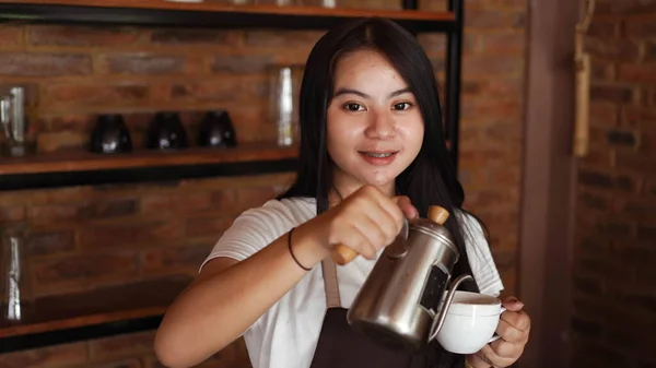 Ázsiai Nők Kávét Öntenek Egy Pohárba — Stock Fotó