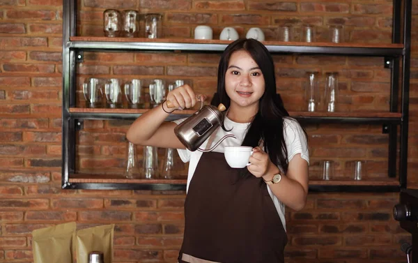 Asiatische Frauen Gießen Kaffee Ein Glas — Stockfoto