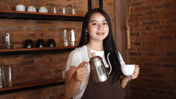 Aziatische Vrouwen Gieten Koffie Een Glas — Stockfoto