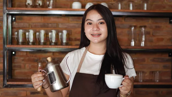 Asiatico Donne Versare Caffè Bicchiere — Foto Stock