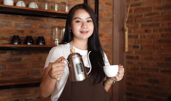 Aziatische Vrouwen Gieten Koffie Een Glas — Stockfoto