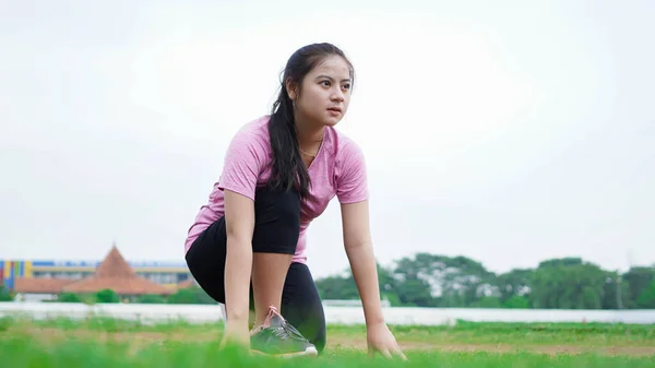 Asiatisk Kvinna Idrottsman Gör Sig Redo Att Börja Springa Rätt — Stockfoto