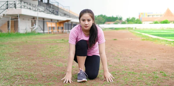 Asiatisk Kvinna Idrottsman Gör Sig Redo Att Börja Springa Rätt — Stockfoto