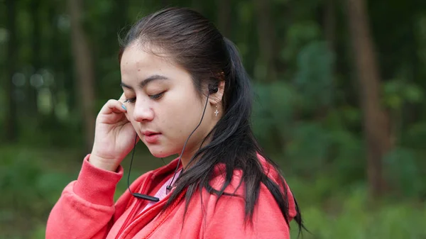 Ormanda Koştuktan Sonra Müzik Dinleyen Asyalı Kadın — Stok fotoğraf