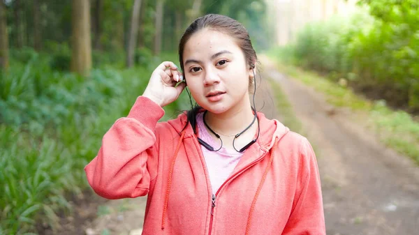 Asiatisk Kvinna Lyssnar Musik Efter Att Sprungit Skogen — Stockfoto