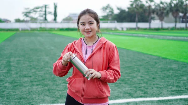 Asiático Corredor Mujer Beber Agua Stadion — Foto de Stock