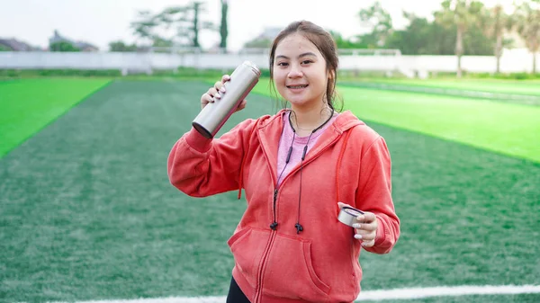 Aziatische Runner Vrouw Drinken Water Stadion — Stockfoto