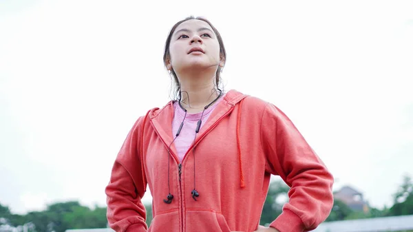 Mulheres Asiáticas Descansam Depois Correr Jaqueta Fone Ouvido — Fotografia de Stock