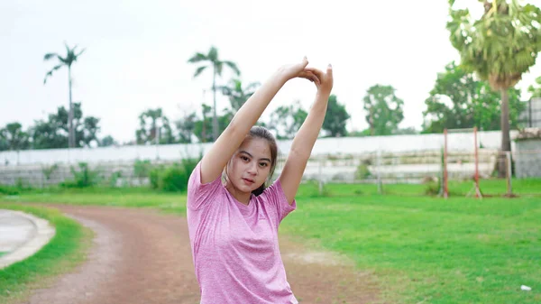 アジアの女性は走り出す前に — ストック写真