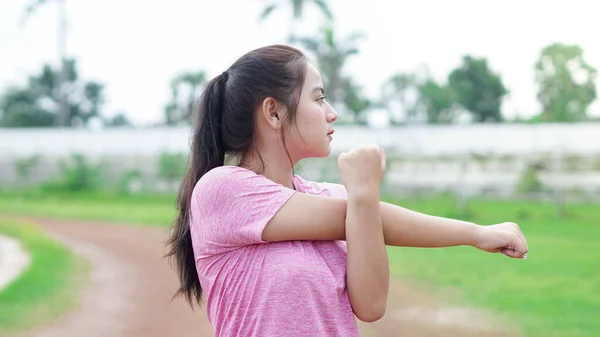 亚洲女人跑前热身 — 图库照片