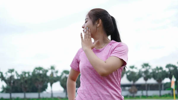 Koşmadan Önce Asyalı Kadın Isınıyor — Stok fotoğraf