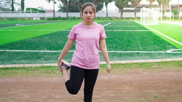 Koşmadan Önce Asyalı Kadın Isınıyor — Stok fotoğraf