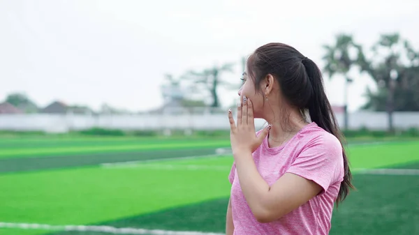 亚洲女人跑前热身 — 图库照片
