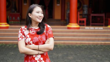 Asyalı Çinli Kadın Zarif Poz ve Süslü Çin Yeni Yıl Kutlaması için Yeni Yıl Arkaplanı