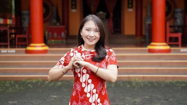 Aziatisch Chinees Vrouw Een Cheongsam Jurk Met Felicitaties Gest Bij — Stockfoto