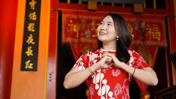 アジアの中国人女性でChongsamドレスでおめでとうございますベストでVihara — ストック写真