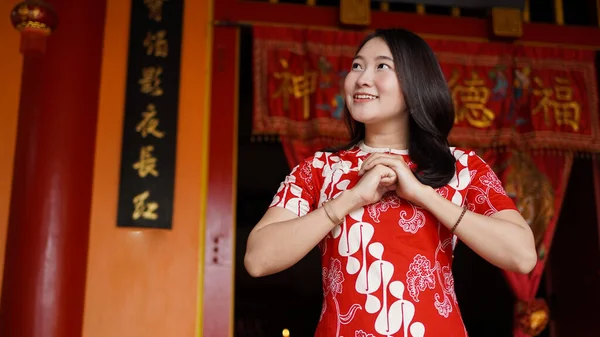 アジアの中国人女性でChongsamドレスでおめでとうございますベストでVihara — ストック写真