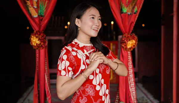 Vihara Çok Tebrik Edilen Cheongsam Elbiseli Asyalı Çinli Kadın — Stok fotoğraf