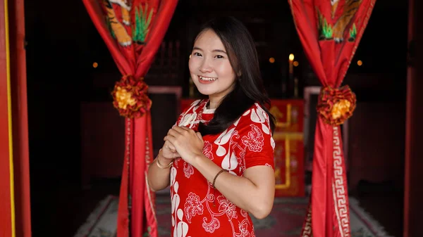 Азиатская Китаянка Платье Чхонсам Поздравлениями Вихары — стоковое фото