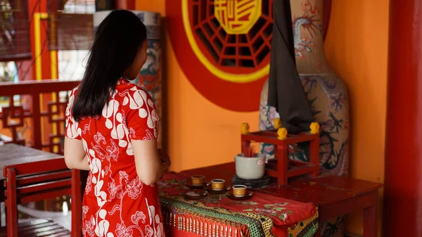Asyalı Kız Dua Ediyor Vihara Mutlu Bir Çin Yılı Diliyor — Stok fotoğraf