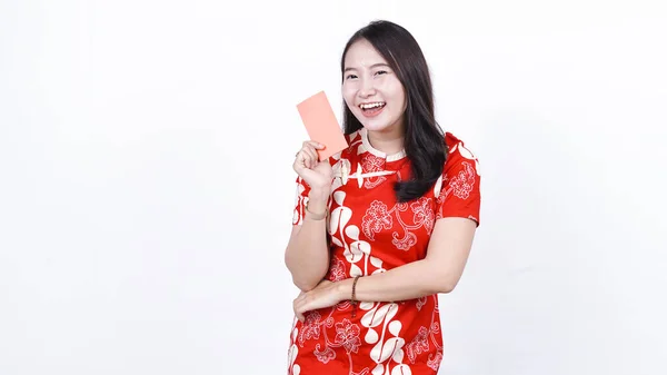 Asijská Číňanka Cheongsam Šaty Slaví Čínský Nový Rok Drží Ang — Stock fotografie