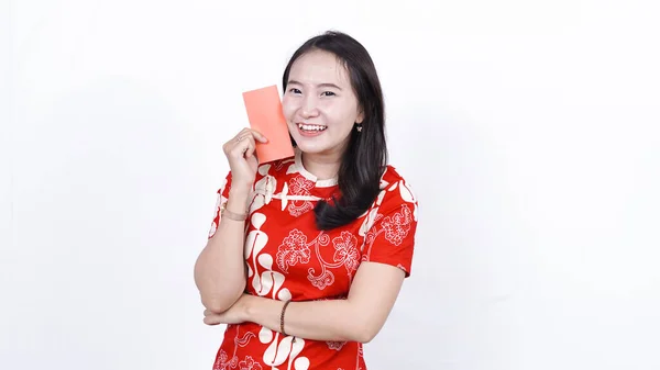 Mujer China Asiática Vestido Cheongsam Celebra Año Nuevo Chino Sosteniendo —  Fotos de Stock