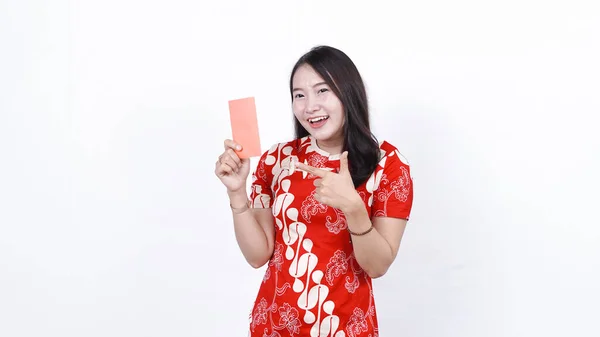 Китаянка Китайском Платье Чхонсам Празднует Китайский Новый Год Holding Ang — стоковое фото