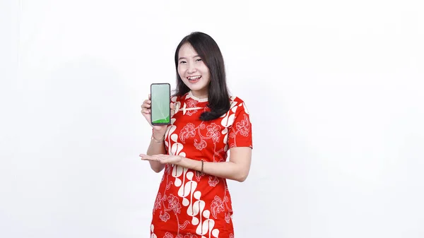 Asiático Mujer Desgaste Tradicional Chino Vestido Apuntando Verde Pantalla Teléfono —  Fotos de Stock