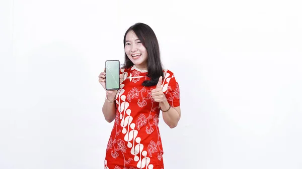 Asijské Ženy Nosí Tradiční Čínské Šaty Ukazující Zelenou Obrazovku Telefon — Stock fotografie