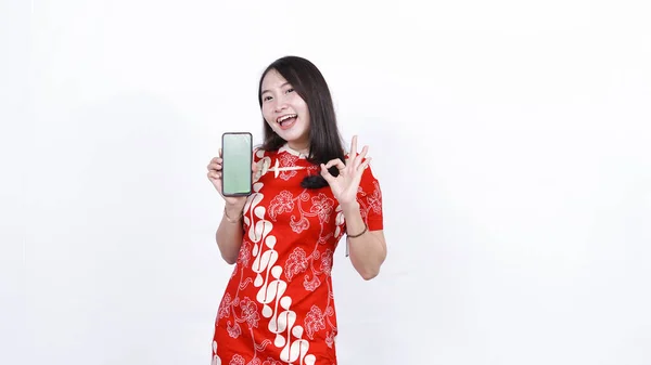 Asiático Mujer Desgaste Tradicional Chino Vestido Apuntando Verde Pantalla Teléfono —  Fotos de Stock