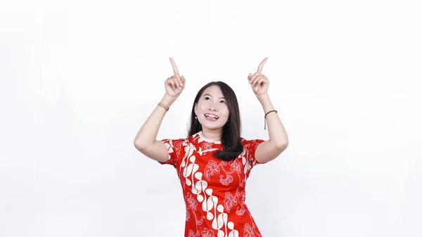 Asiático Mujer Usando Chino Tradicional Vestido Apuntando Hasta Espacio Blanco —  Fotos de Stock