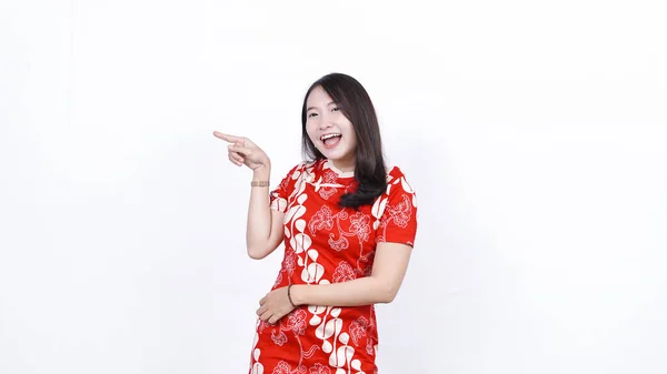 Asiatisk Kvinna Bär Kinesiska Traditionella Klänning Pekar Vänster Tomt Utrymme — Stockfoto