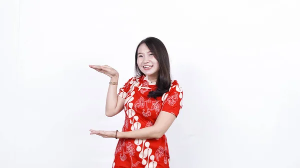 Asiatisk Kvinna Bär Kinesiska Traditionella Klänning Pekar Vänster Tomt Utrymme — Stockfoto