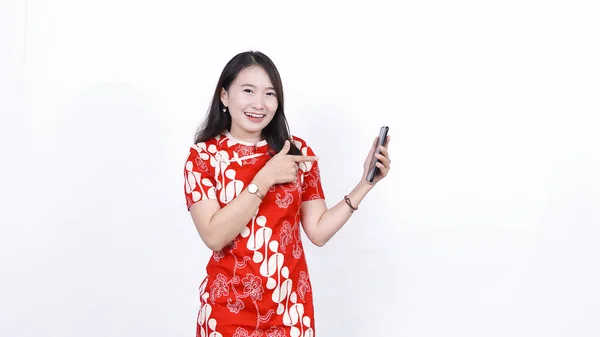 Asijské Žena Sobě Tradiční Šaty Ukazující Telefon Izolované Bílé Pozadí — Stock fotografie