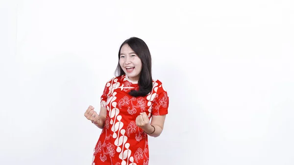 Mulher Asiática Vestindo Vestido Tradicional Vencedor Expressão Isolado Fundo Branco — Fotografia de Stock