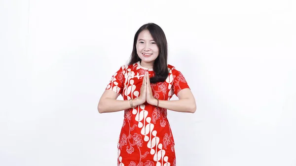 お祝いのジェスチャーでChongsamドレスでアジアの中国人女性 中国の旧正月 — ストック写真