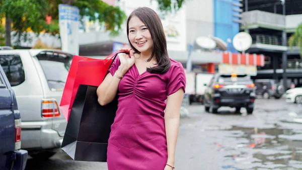 Aziatische Vrouw Winkelen Mode Bij Winkelcentrum — Stockfoto