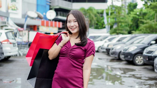 Aziatische Vrouw Winkelen Mode Bij Winkelcentrum — Stockfoto