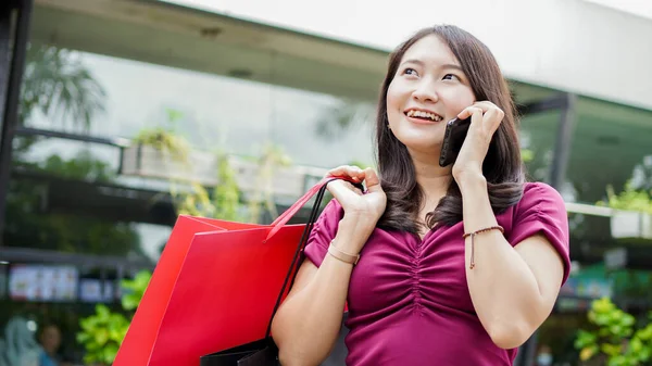 Aziatische Vrouw Winkelen Mode Winkelcentrum Met Bellen Haar Vriend — Stockfoto