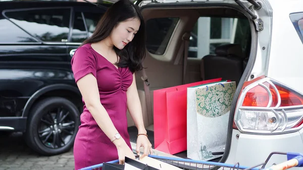 Glimlachende Aziatische Vrouw Zetten Haar Boodschappentassen Kofferbak — Stockfoto