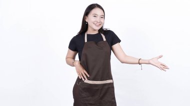 Asyalı kadın garsonlar müşterileri karşılıyor.