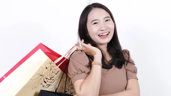 Vrolijk Aziatische Vrouw Winkelen Geïsoleerde Wit Achtergrond — Stockfoto
