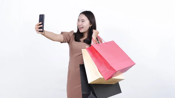 Vrolijk Aziatische Vrouw Winkelen Spelen Telefoon Geïsoleerd — Stockfoto