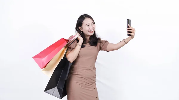 Vrolijk Aziatische Vrouw Winkelen Spelen Telefoon Geïsoleerd — Stockfoto