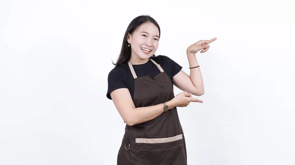 Asijské Shopkeeper Žena Ukazující Vpravo Prázdné Místo — Stock fotografie