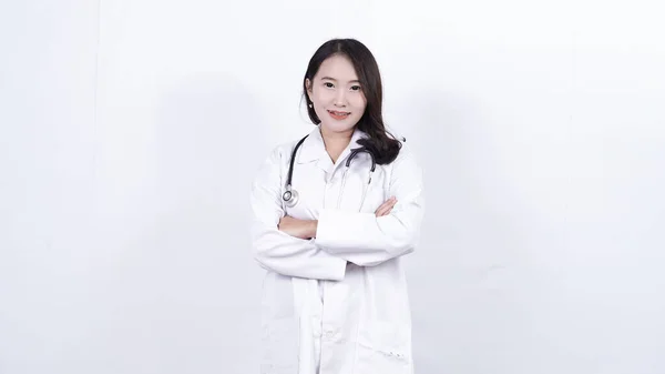 聴診器が隔離された白い背景を持つ医師アジア人女性 — ストック写真